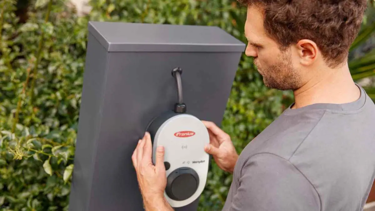 Verimli ve Sürdürülebilir PV Fazlası olan Elektrikli Arabaları Şarj Etmek