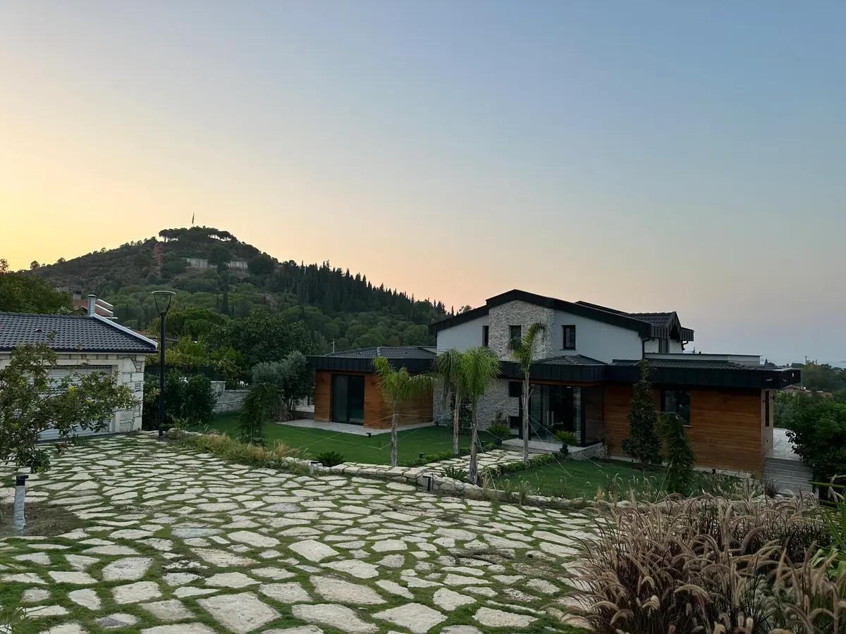 Özbek Mühendislik'in enerji sistemi kurduğu villa — gün batımı